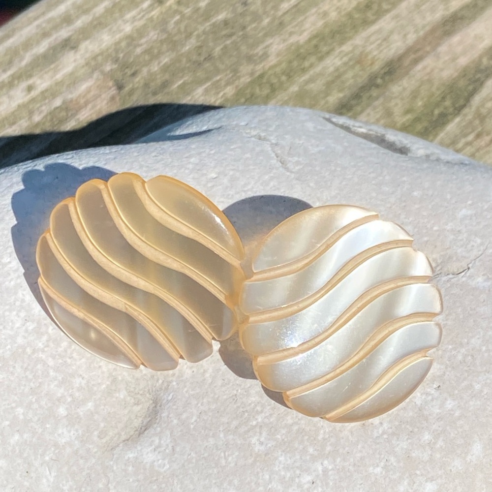 Vintage 80’s round wave stud earrings Peach color